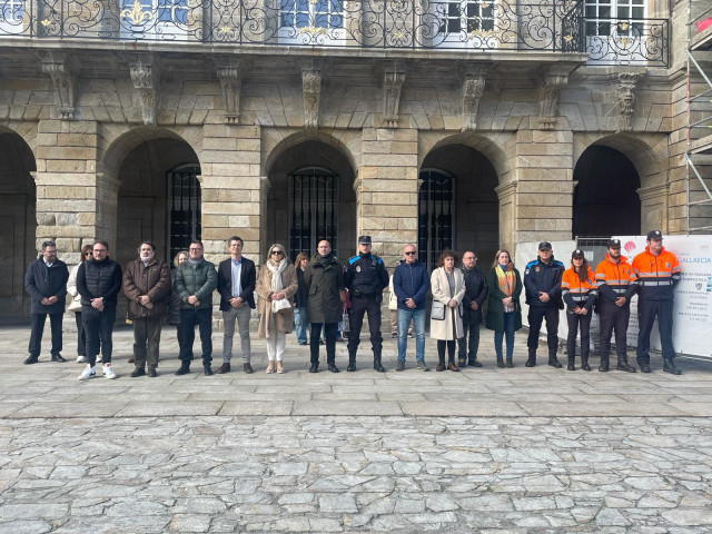 Minuto de silencio en el Ayuntamiento de Santiago en memoria de las víctimas en el accidente de Ames.