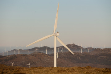 Archivo - Aerogeneradores en el Parque eólico de O Fiouco, de la Serra do Xistral, en la comarca de Terra Cha, a 22 de febrero de 2022, en Abadín, en Lugo, Galicia (España). La nueva ley de eólico