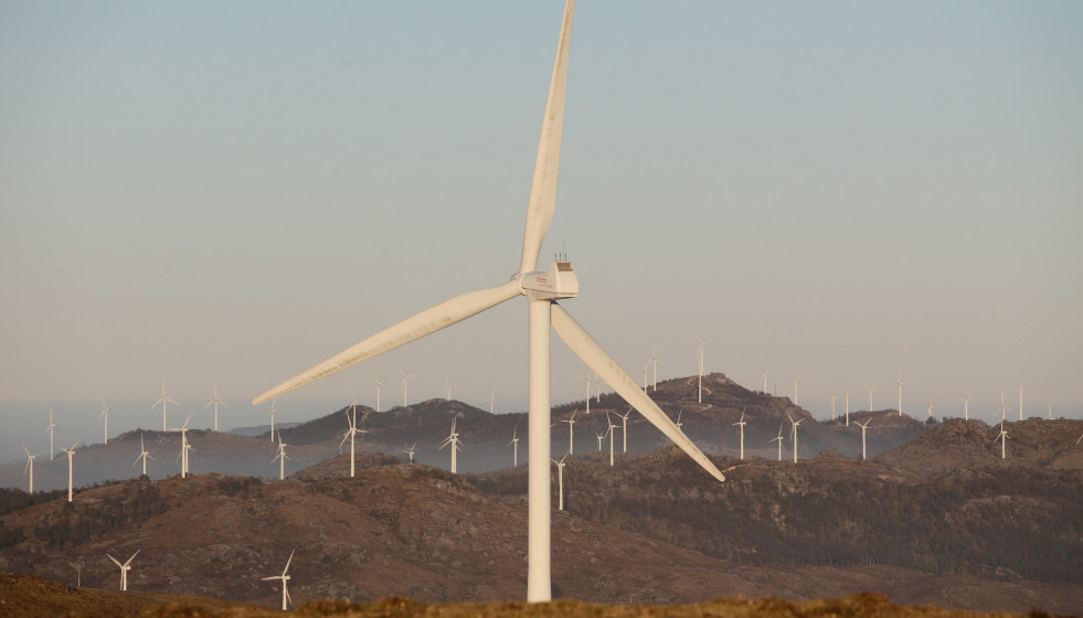 Archivo - Aerogeneradores en el Parque eólico de O Fiouco, de la Serra do Xistral, en la comarca de Terra Cha, a 22 de febrero de 2022, en Abadín, en Lugo, Galicia (España). La nueva ley de eólico
