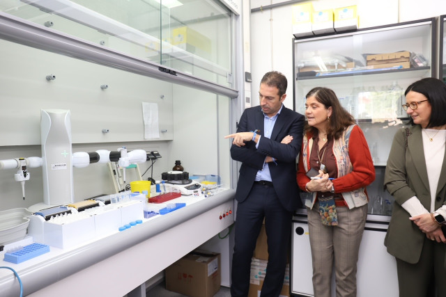 El conselleiro do Mar, Alfonso Villares, visita el Intecmar