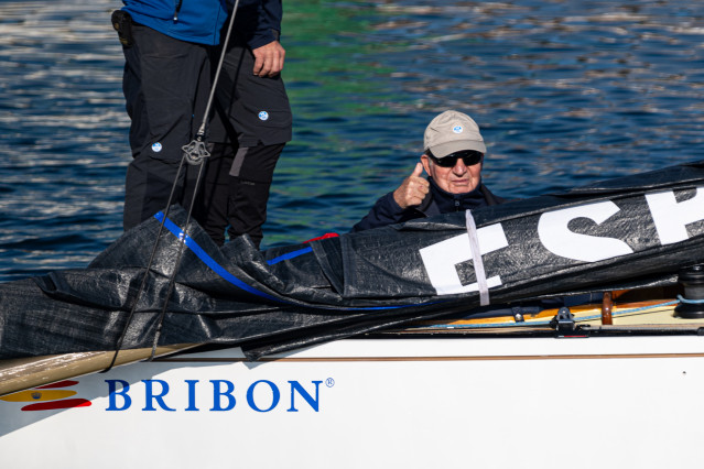 Archivo - El Rey emérito Juan Carlos sale a navegar en el Bribón, a 25 de noviembre de 2023, en Sanxenxo, Pontevedra, Galicia (España).