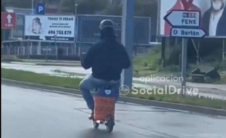 (VÍDEO) En patinete eléctrico por Narón y sentado sobre una bombona de butano