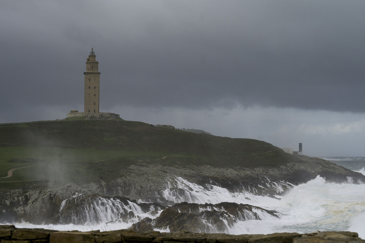 Olas durante el frente meteorológico, a 23 de febrero de 2024, en A Coruña, Galicia (España). La Agencia Estatal de Meteorología (Aemet) decretó un aviso naranja por temporal costero en el litora