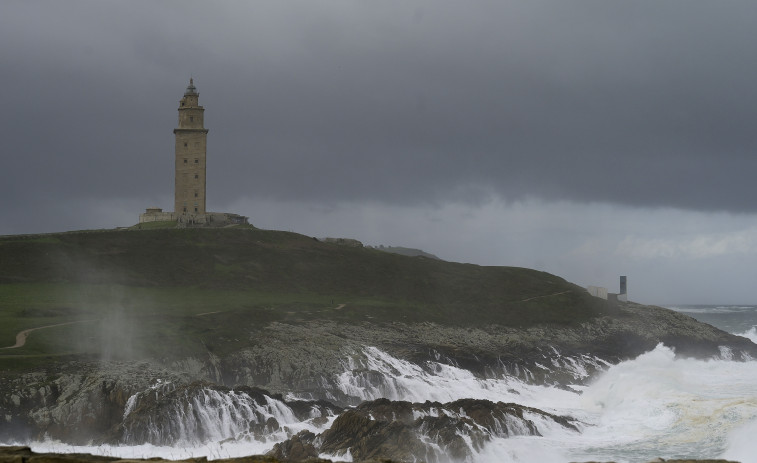 Olas de más de cinco metros en las primeras horas del día en Galicia