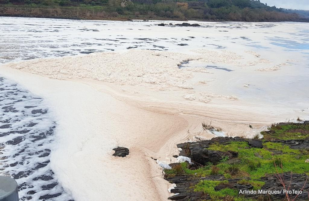 Contaminaciu00f3n con espuma en la zona de Abrantes en una foto tomada en 2018 por el activista Arlindo Marques de la organizaciu00f3n ProTejo