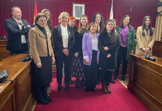Las cuatro investigadoras galardonadas con el premio 'Entre Mulleres', en compañía de la alcaldesa de Lugo, Paula Alvarellos, y de otros miembros de la corporación municipal al término de la gala. En Lugo, a 8 de marzo de 2024.