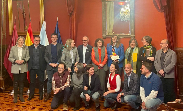 Miembros de la corporación municipal de Santiago de Compostela y del jurado del Premio Xohana Torres en la entrega del galardón.