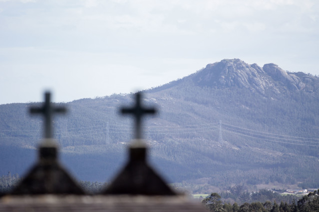 Archivo - Vista de los montes de la Serra do Xistral donde se pretende ubicar un parque eólico, durante la manifestación para rechazar la instalación de una macrocentral hidroeléctrica, junto a la Iglesia de Recaré, a 13 de marzo de 2022,  O Valadouro, Lu