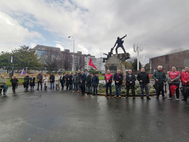 Acto institucional ante el monumento al 10 de marzo.