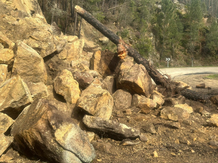 Cortada la LU-P-4103 en Ribas de Sil tras un derrumbe de tierra sobre la vía