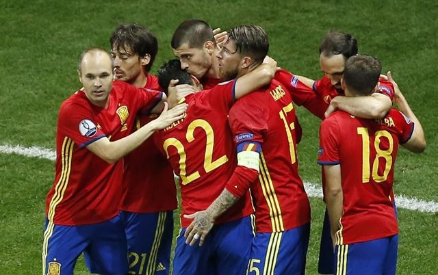 España brilla y pasa a octavos tras derrotar a Turquía (3-0)