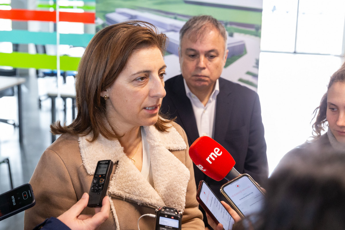 La vicepresidenta segunda y conselleira de Medio Ambiente, Territorio e Vivenda en funciones, Ángeles Vázquez, atiende a los medios de comunicación antes de reunirse con empresarios de A Sionlla, e