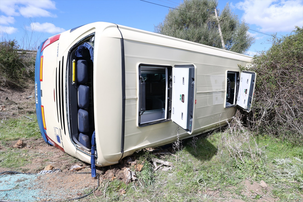 El autobu00fas del Imserso que ha volcado en el kilu00f3metro 5 de la carretera Ma 4030