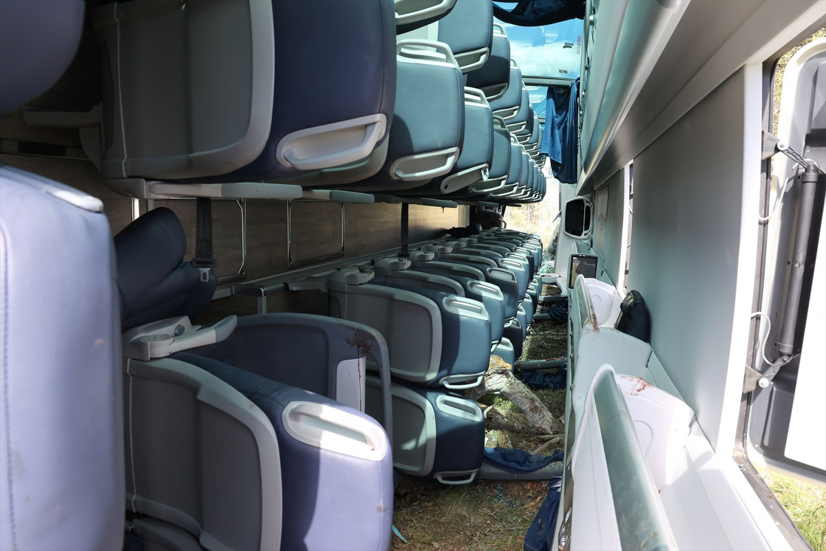 El interior del autobu00fas del Imserso tras volcar en el kilu00f3metro 5 de la carretera Ma 4030 en una imagen de EP