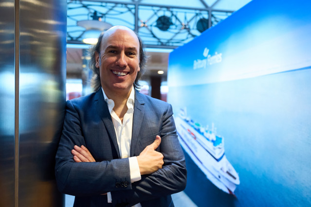 Archivo - El gaitero Carlos Núñez posa tras una rueda de prensa para presentar su próximo concierto, a bordo del buque Santoña, a 11 de enero de 2024, en Santander, Cantabria (España). El gaitero Carlos Núñez comenzó el pasado mes de noviembre la gira de