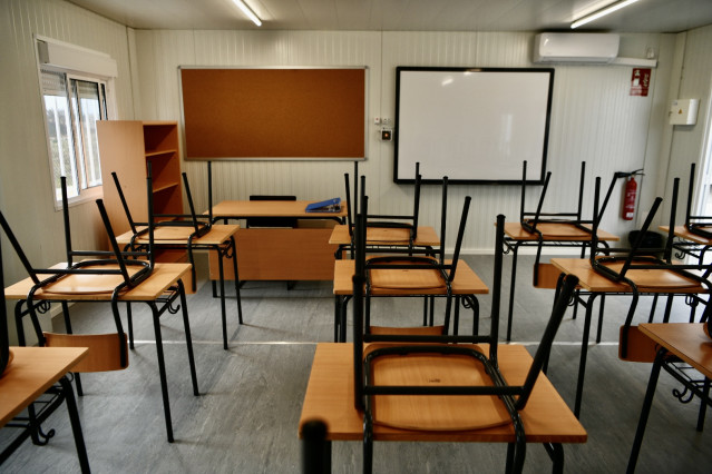 Archivo - Interior de una las aulas modulares instaladas para que los menores acogidos en Piniers puedan comenzar sus clases, a 17 de diciembre de 2021, en Ceuta (España). La Dirección Provincial del Ministerio de Educación y Formación Profesional (MEFP)
