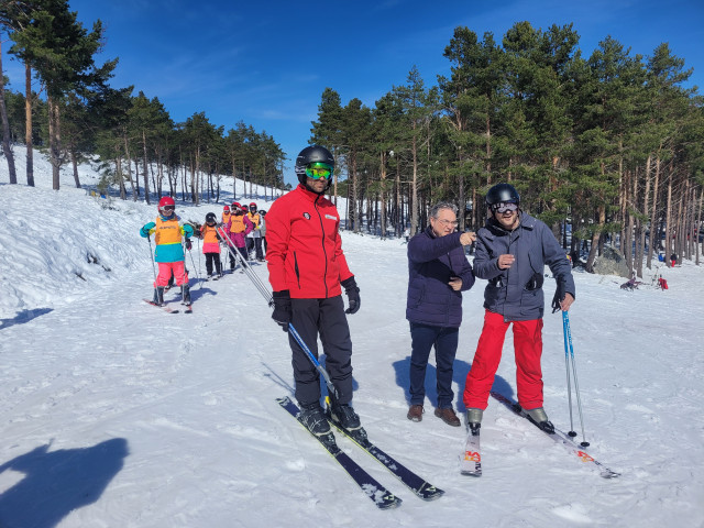 Luis Menor habla con esquiadores.
