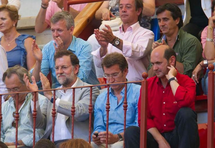 Imagen de  archivo Pachi Lucas aplaudiendo en segunda fila en una corrida en la Plaza de Toros de Pontevedra en un palco con políticos del PPdeG