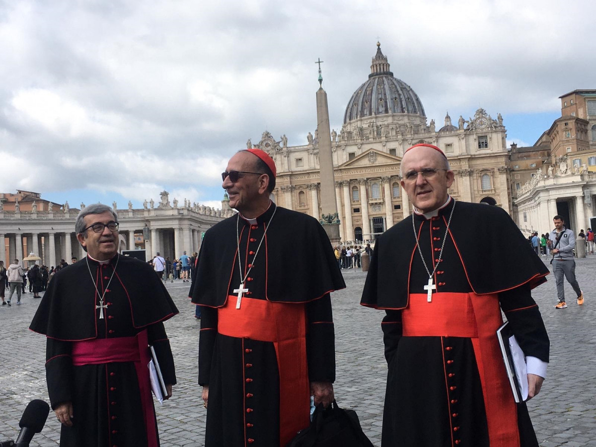 Archivo - Los obispos Juan José Omella, Carlos Osoro, Luis Argüello, en una visita al Vaticano.