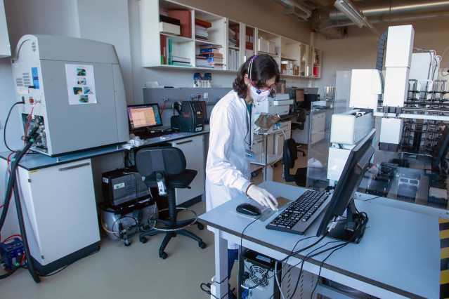 Archivo - Una investigadora en el CiMUS, en Santiago de Compostela