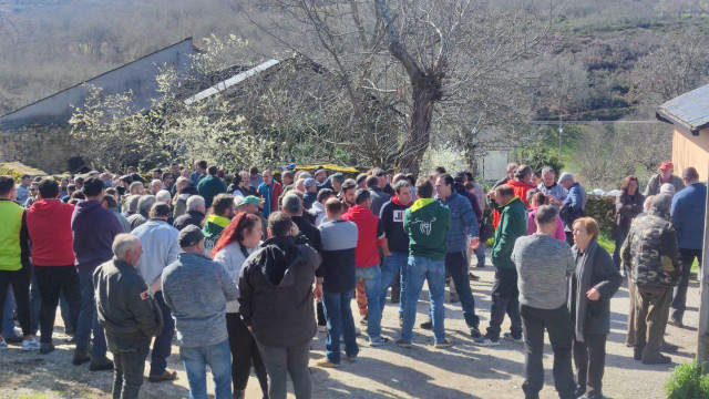 Concentración de ganaderos en defensa de una granja en Manzaneda