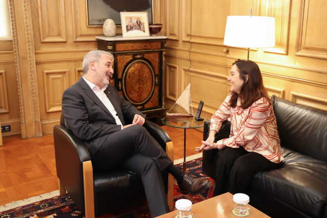 La alcaldesa de A Coruña, Inés Rey, y el regidor de Barcelona, Jaume Collboni, mantienen una reunión