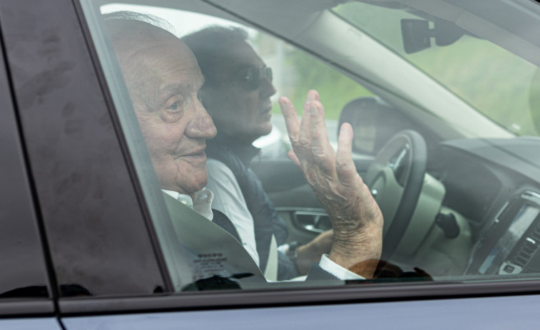 Juan Carlos I abandona Sanxenxo tras cinco días de regatas y un oro bajo el brazo