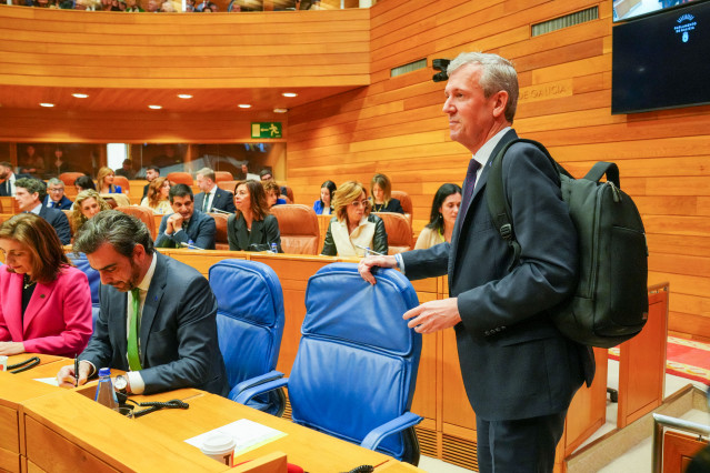 Rueda, al lado de Calvo y Ángeles Vázquez, en la sesión constitutiva del Parlamento.