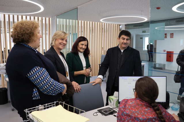 La alcaldesa de Lugo, Paula Alvarellos, y el delegado del Gobierno en Galicia, Pedro Blanco, visitan las nuevas oficinas del SEPE, el 18 de marzo de 2024.
