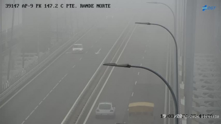 Mañana difícil en la AP-9 a su paso por Vigo por niebla y varios incidentes