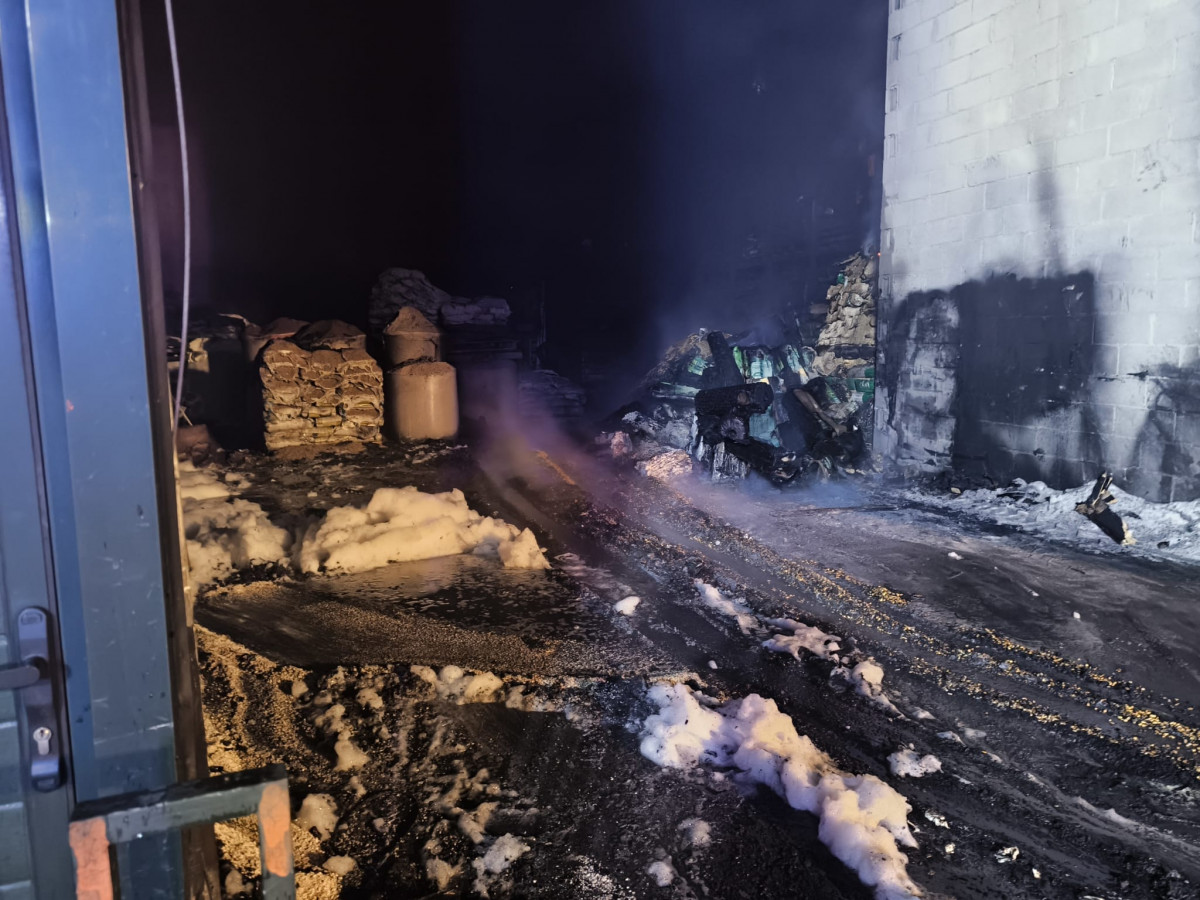 Interior de la nave tras el fuego en el amacen de Cun de Mazaricos en una foto del Facebook del GES de Muros