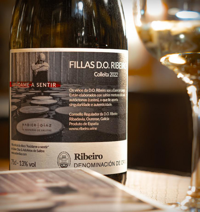 Archivo - Edición especial de Fillas D.O. Ribeiro lanzada con motivo del disco 'Axúdame a Sentir' de Xabier Díaz & Adufeiras de Salitre