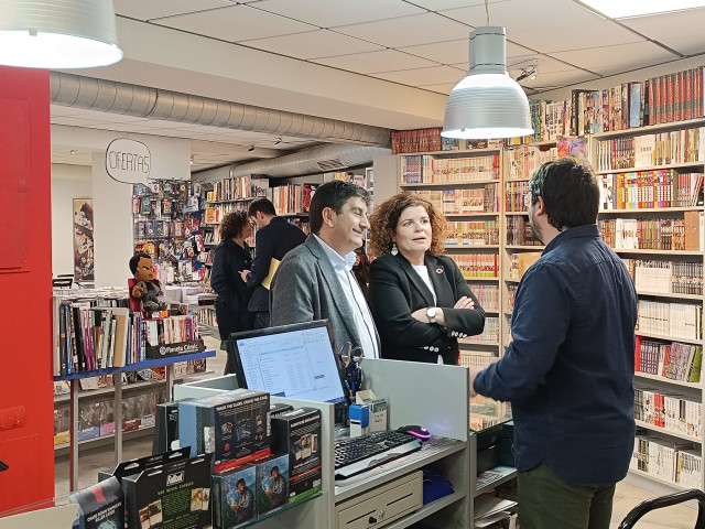 El delegado del Gobierno en Galicia, Pedro Blanco, y la subdelegada, María Rivas, visitan la tienda Alita Comics en Santiago
