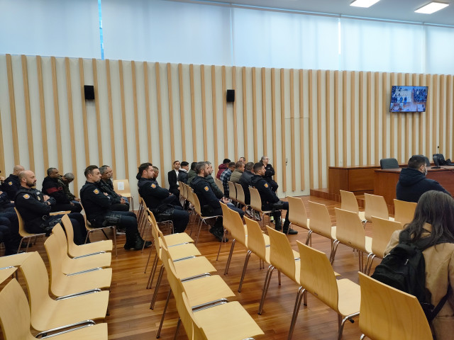 Parte de los 28 acusados por el alijo de 3,8 toneladas de cocaína transportadas en el MV Karar en plena pandemia, en abril de 2020, en la macrosala de la Ciudad de la Justicia de Vigo.