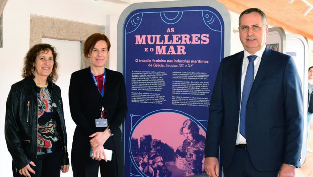 Luisa Muñoz, Pilar Murias y José Manuel Andrad, en la exposición 'As mulleres e o mar'