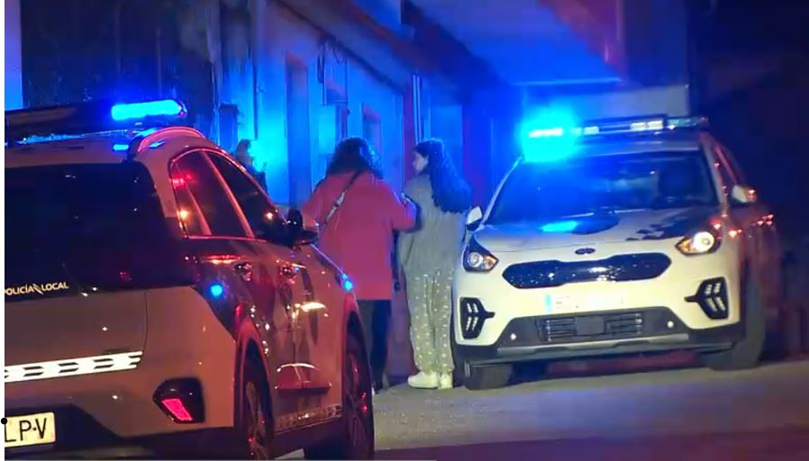 Vecinas desalojadas en Ourense tras una deflagraciu00f3n en A Finca da Condesa en una imagen de la CRTVG