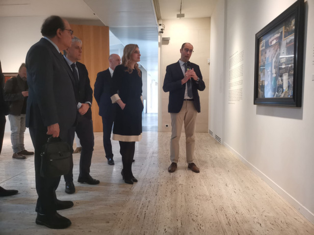 De Izquierda A Derecha, El Presidente De Abanca, Juan Carlos Escotet; El Delegado Territorial De La Junta, Eduardo Diego; Y La Viceconsejera De Acción Cultural De La Junta, Mar Sancho, Siguen Las Explicaciones Del Comisario De La Muestra, Diego Cascón.