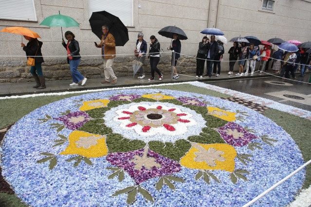 Archivo - Varias personas pasan al lado de las alfombras florales en Ponteareas, a 19 de junio de 2022, en Ponteareas, Pontevedra, Galicia (España). Las alfombras florales han inundado algunas de las principales calles del municipio pontevedrés con motivo