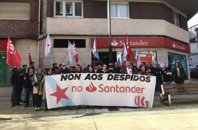 Concentración de delegados de la CIG ante una oficina del Banco Santander en A Coruña