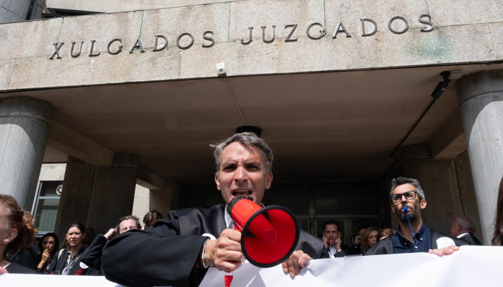 Archivo - Un abogado del turno de oficio sostiene un megáfono durante una manifestación, a 12 de julio de 2023, en Santiago de Compostela, A Coruña, Galicia (España). A esta huelga, convocada por 