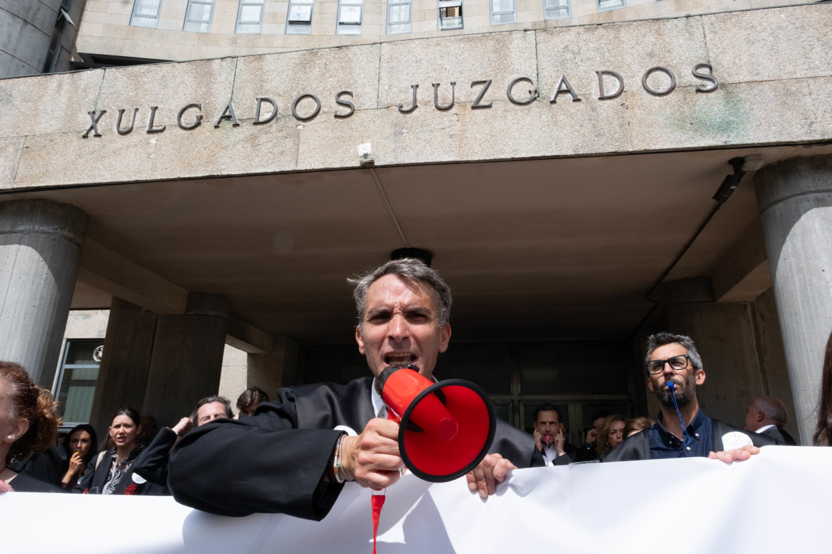 Archivo - Un abogado del turno de oficio sostiene un megáfono durante una manifestación, a 12 de julio de 2023, en Santiago de Compostela, A Coruña, Galicia (España). A esta huelga, convocada por 