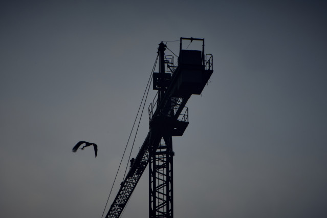 Archivo - Una grúa de construcción, a 19 de abril de 2023, en Ourense, Galicia (España). La Federación Nacional de Asociaciones Inmobiliarias (FAI) ha señalado que las viviendas que la Sociedad de Gestión de Activos Procedentes de la Reestructuración Banc