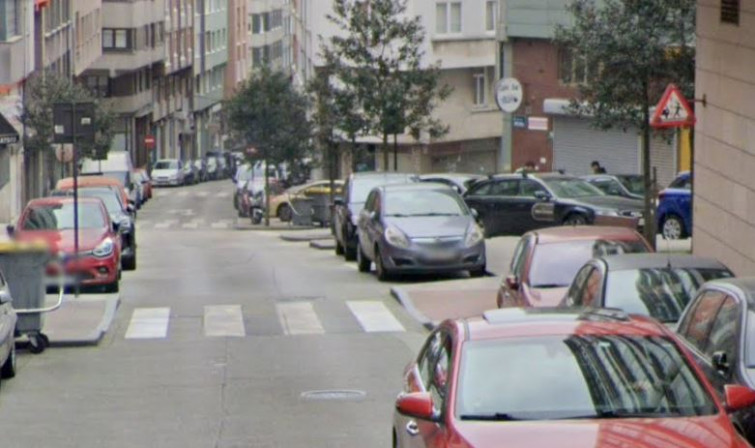 Entran a morrearse en un portal y ella acaba detenida por allanamiento y herida en A Coruña