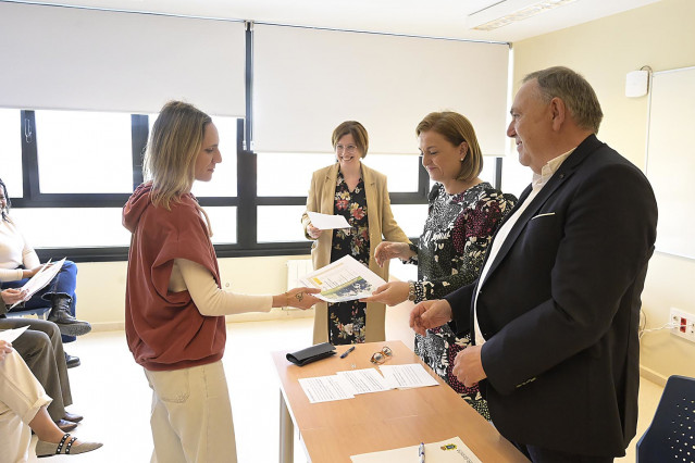 La conselleira de Promoción do Emprego e Igualdade en funciones, Elena Rivo, participa en el acto de clausura del curso de atención sociosanitaria a dependientes en instituciones sociales para personas desempleadas.