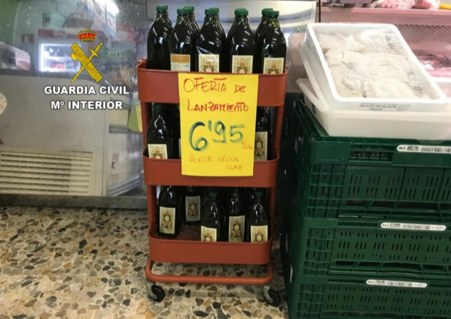 La Guardia Civil interviene en varios puntos de la provincia de Pontevedra más de 1.500 litros de aceite de oliva procedentes de Portugal por irregularidades en su etiquetado.
