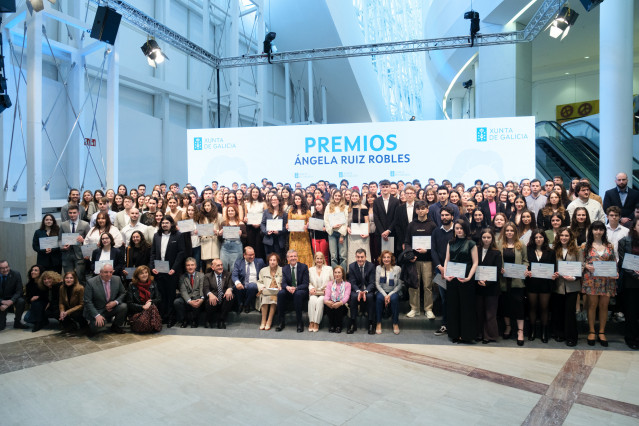 El presidente de la Xunta en funciones, Alfonso Rueda, con los más de 200 estudiantes distinguidos con los Premios Ángela Ruiz Robles.