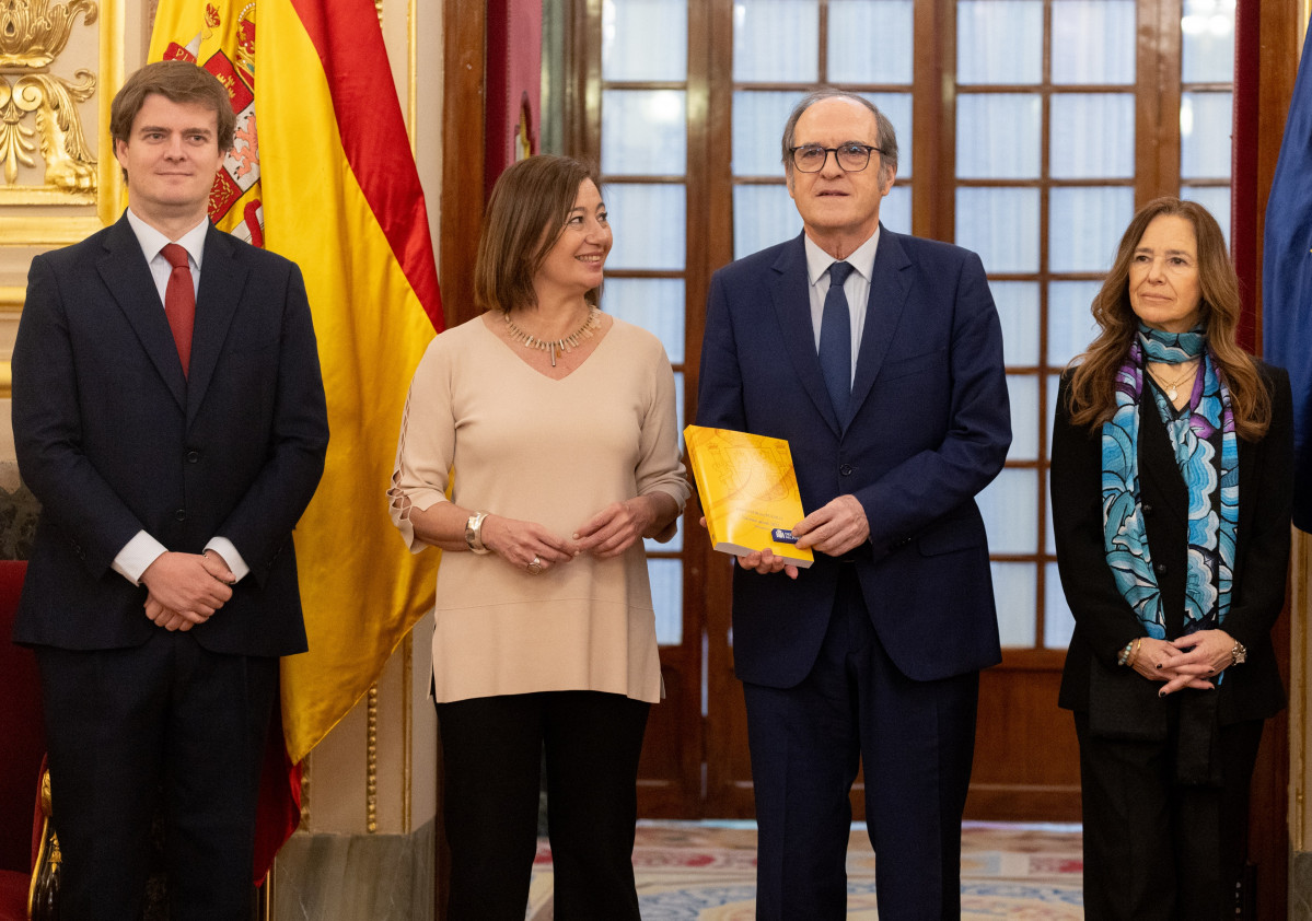 La presidenta del Congreso, Francina Armergol (2i), el Defensor del Pueblo, Ángel Gabilondo (2d), y la adjunta primera del Defensor del Pueblo, Teresa Jiménez-Becerril (d), en el Salón de Pasos Per