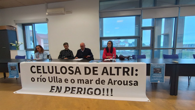 La portavoz de la Plataforma Ulloa Viva, Marta Gontá, participa en una mesa redonda en Rianxo sobre el proyecto de Altri en Palas de Rei.