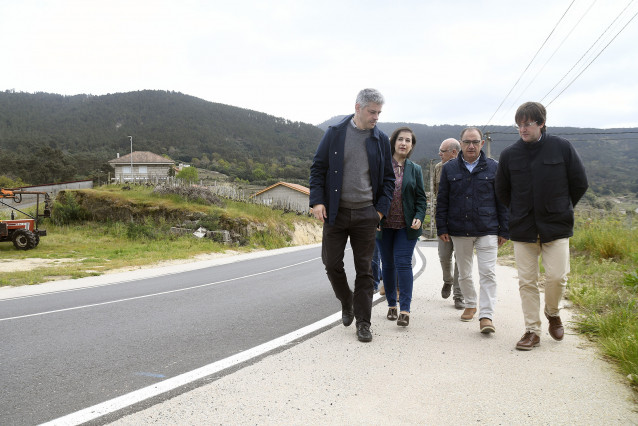 El director de la Axencia Galega de Infraestruturas, Francisco Menéndez, visita unas obras en Arnoia