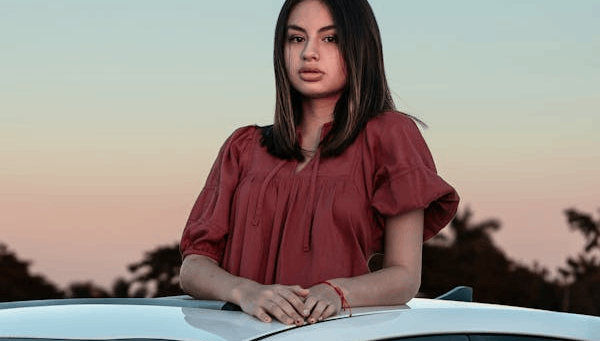 Ella se alza por el techo solar, él se lleva el multazo